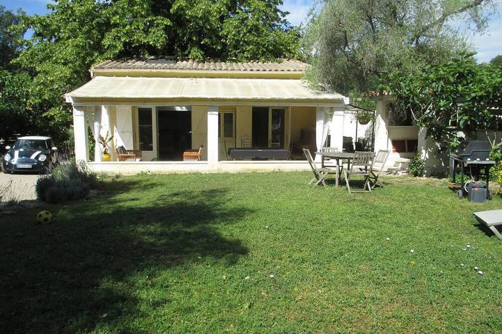 Location de vacances pour 4 personnes, avec terrasse et jardin à Valbonne
