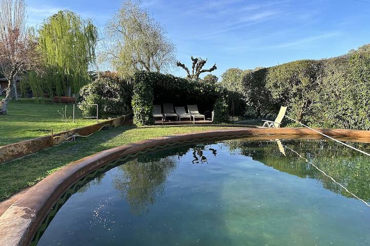Gîte pour 6 personnes, avec jardin ainsi que piscine et terrasse