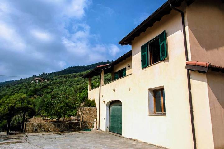 Agriturismo per 8 persone, con Balcone e Terrazza nonché Giardino e Piscina a Dolceacqua