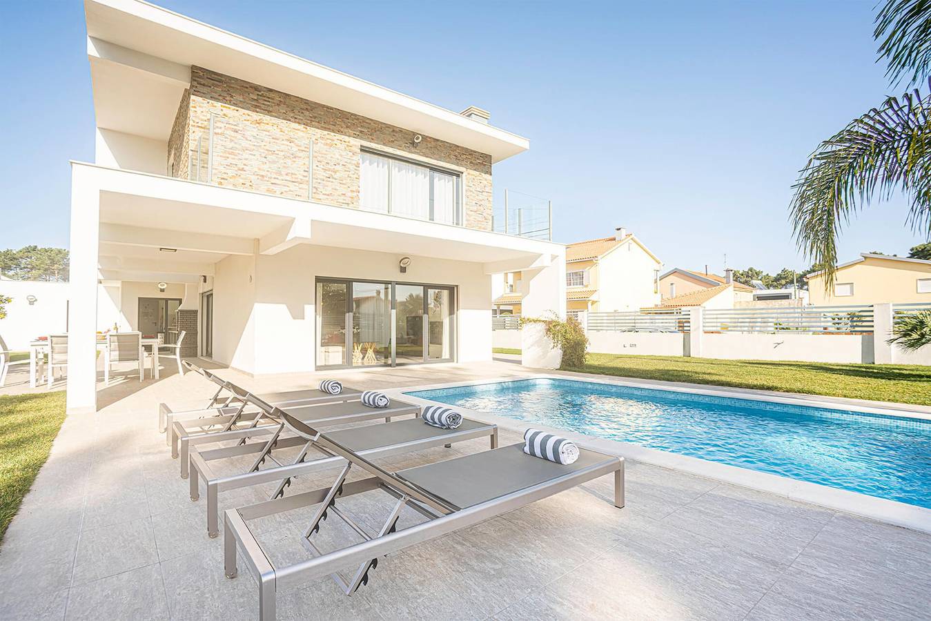 Spacious Aroeira Villa | 4 Bedrooms | Villa Sassi | Beautiful Gardens | Well Furnished in Aroeira, Charneca de Caparica e Sobreda