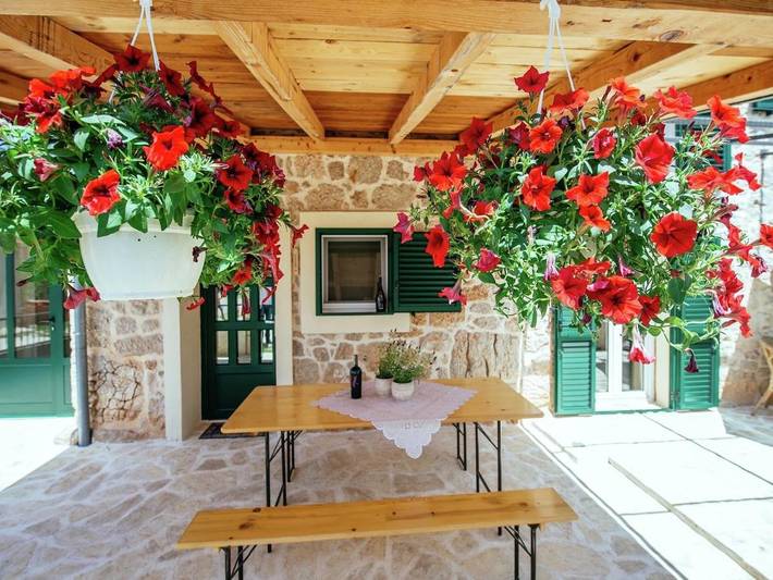 Ferienhaus für 6 Personen, mit Balkon und Terrasse sowie Garten und Pool in Obrovac