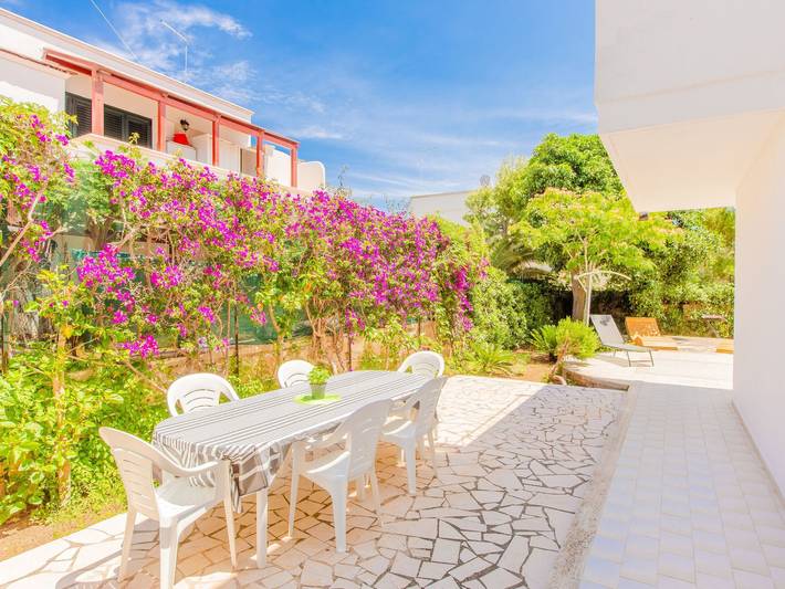 Villa 'Irene' mit Garten, Terrasse und Grill in Spiaggia Mezzaluna, Carovigno
