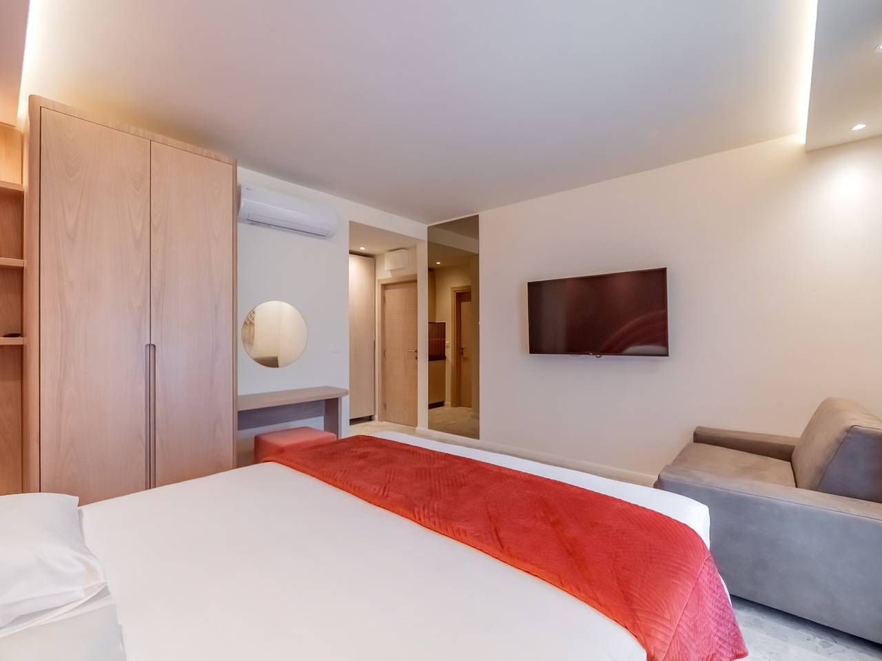 Geheel appartement, Vila Gina  - lux apartments with pool in Šušanj, Montenegro Coast