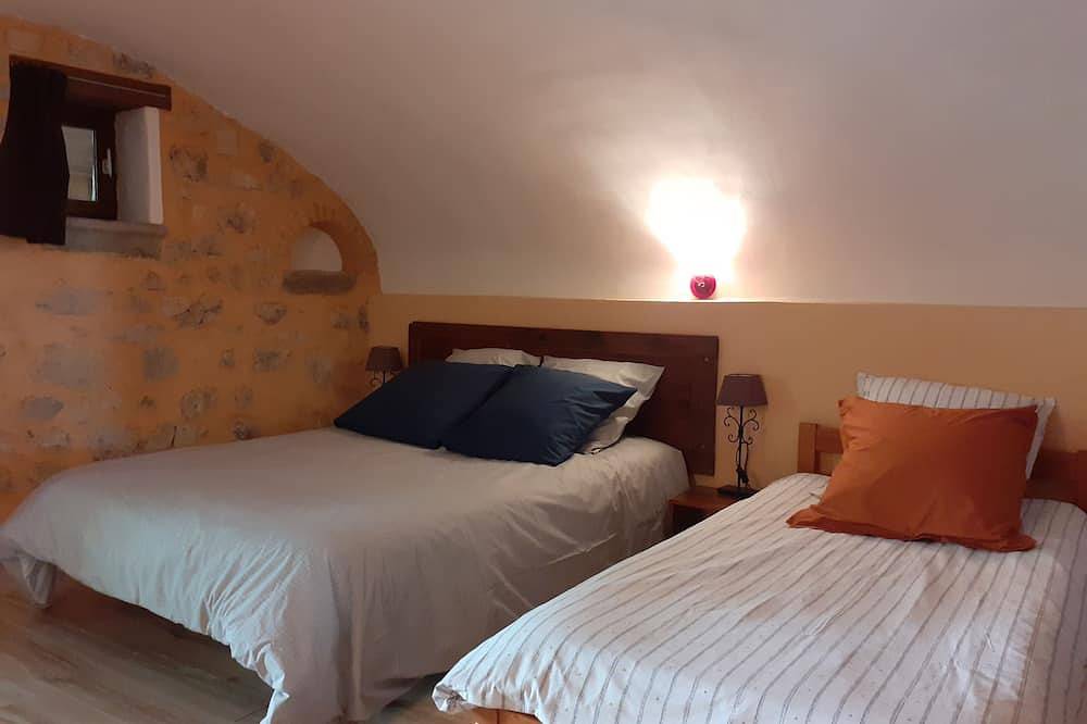 House in quiet Drôme village, 2 bedrooms, 2-6 pers, pets welcome! in Ponet-et-Saint-Auban, Parc naturel régional du Vercors