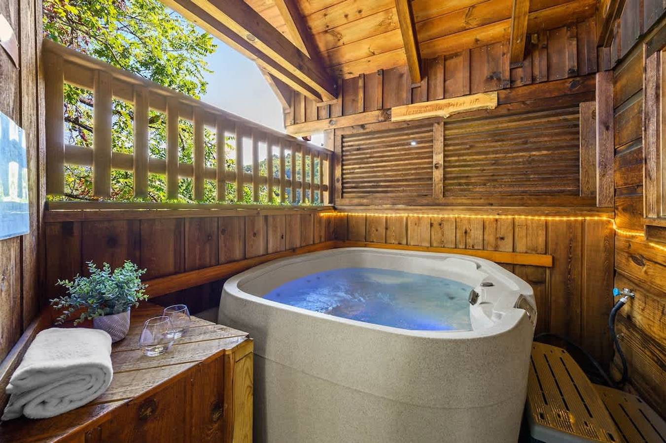 Ganze Wohnung, Location Cute Studio Log Cabin Hot Tub Fireplace in Pigeon Forge, Sevier County