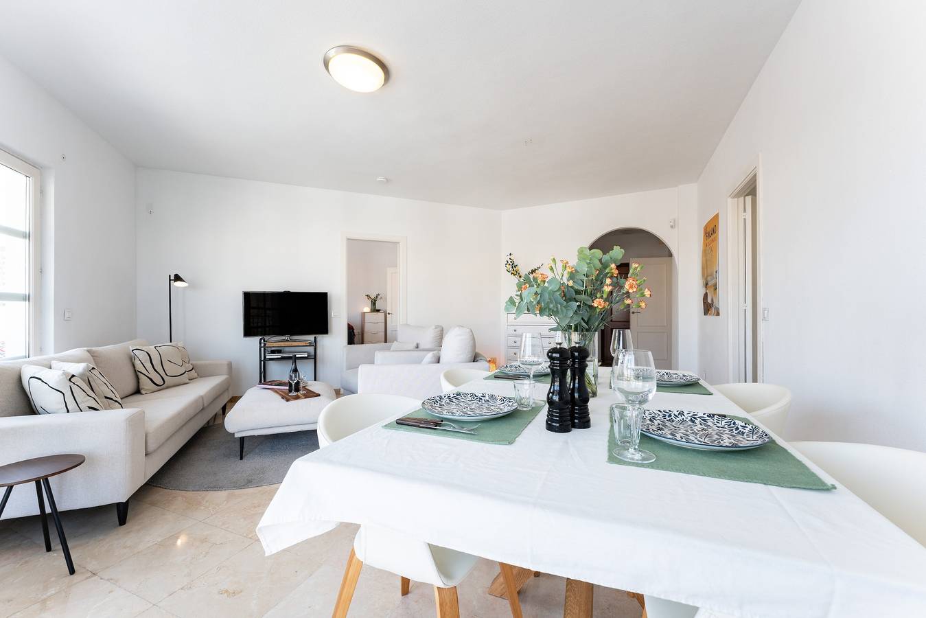 Apartamento entero, Apartamento 'Tres Coronas' con vistas a la montaña, piscina compartida y Wi-Fi in Fuengirola Centre, Fuengirola