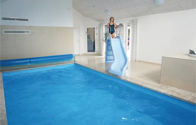 Feriehus for 20 personer med jacuzzi in Snogebæk, Bornholm