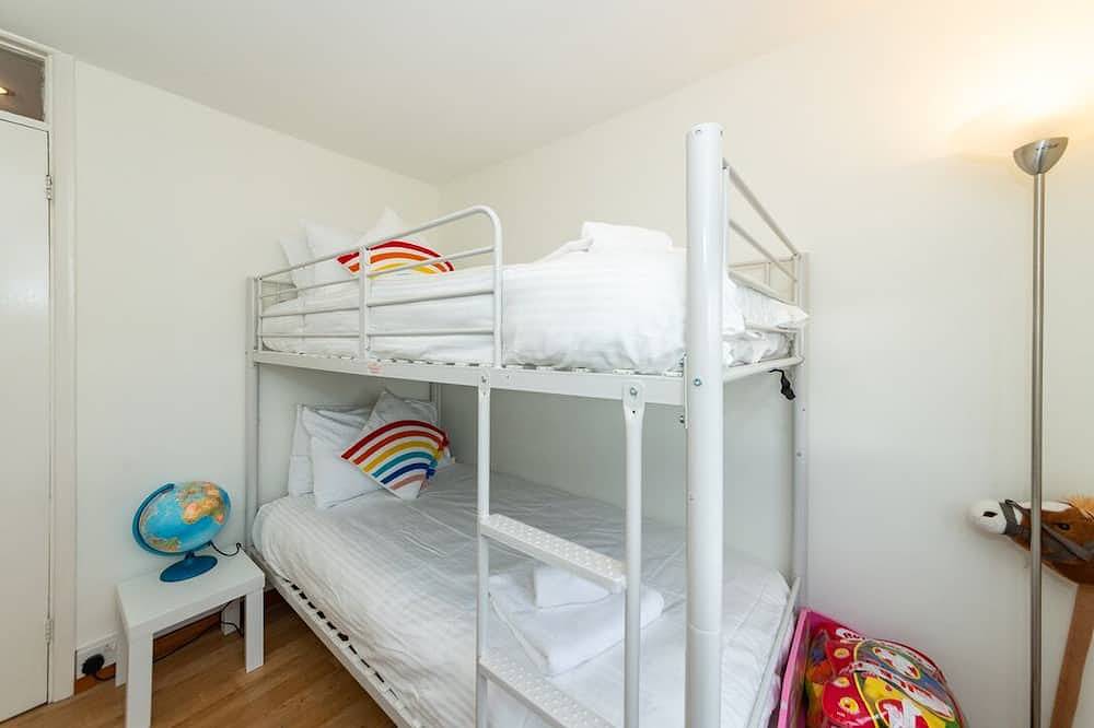 Family Home, beautiful view of Windsor Castle, 5 minute walk to shops and River in Eton, Berkshire