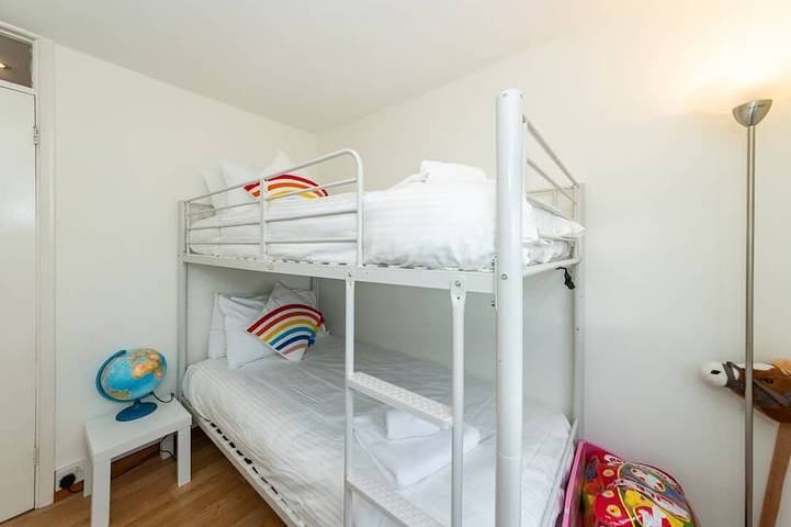 Family Home, beautiful view of Windsor Castle, 5 minute walk to shops and River in Eton, Berkshire