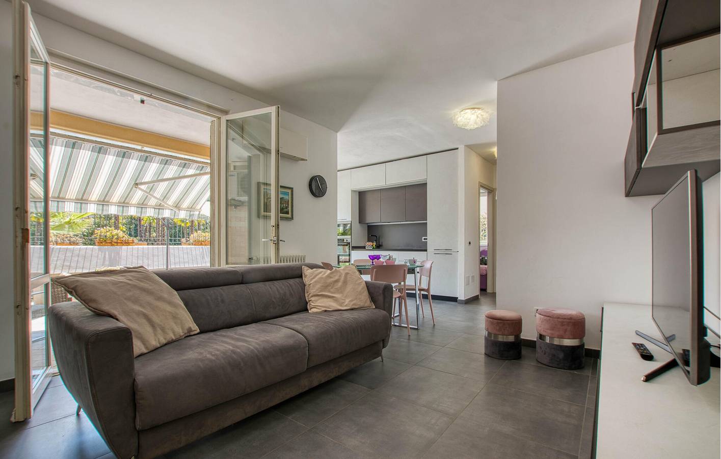 Ganze Ferienwohnung, Gemütliche 1-Zimmer-Wohnung mit Terrasse, 1 km vom Strand entfernt und kostenlosen Parkplätzen in Borgio Verezzi, Riviera di Ponente