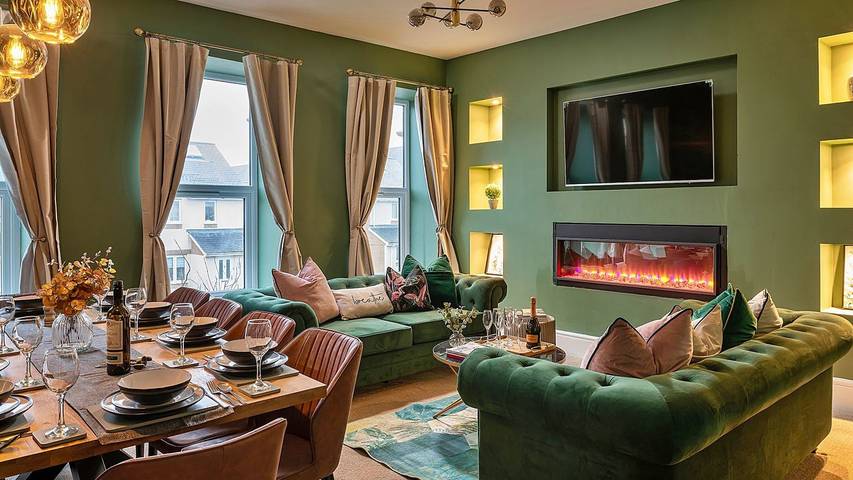 Holiday letting for 15 people, with terrace in Pwllheli