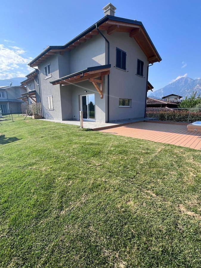 Location de vacances pour 8 personnes, avec jardin et vue à Dubino