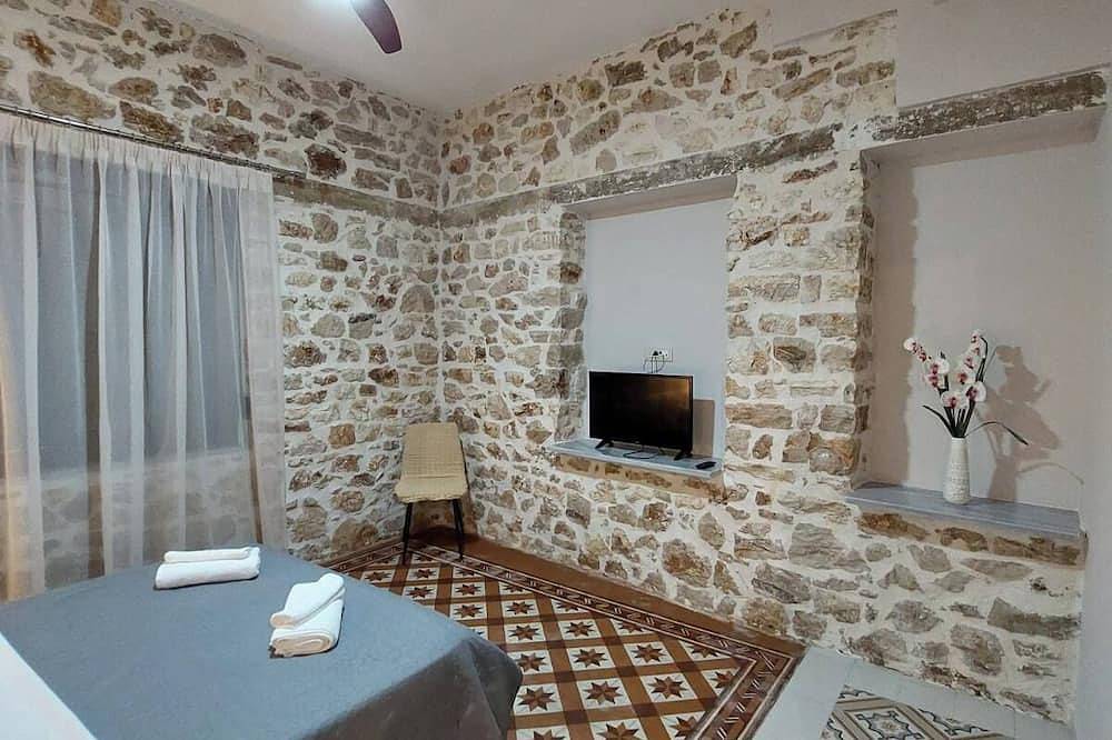 Stone-built 80 m2 2bedroom villa in Preveza center with private garden & Parking in Preveza, Preveza Regionalbezirk