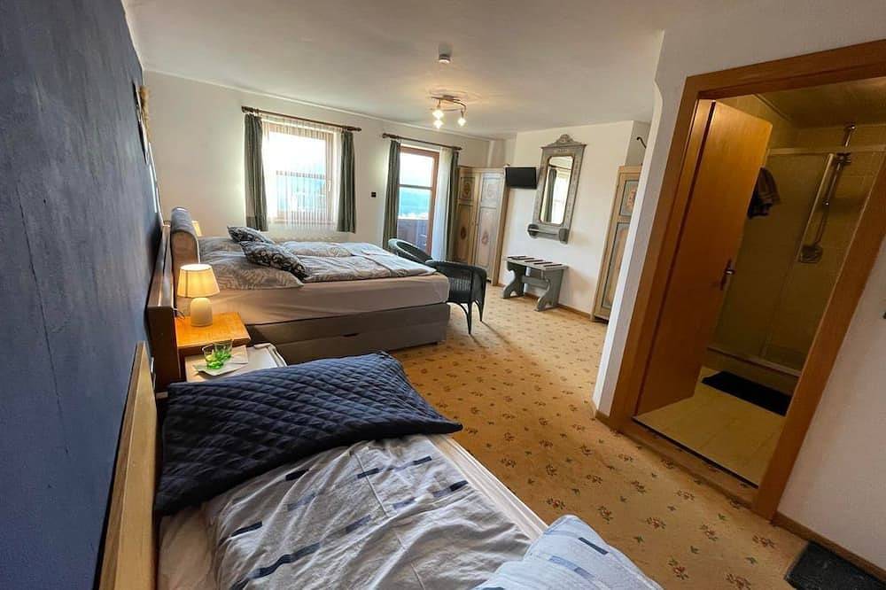 Four-bed room 2, sofa, bath/Wc, south-facing balcony - Hotel-Gasthof Lammersdorf in Millstatt, Oberkärnten