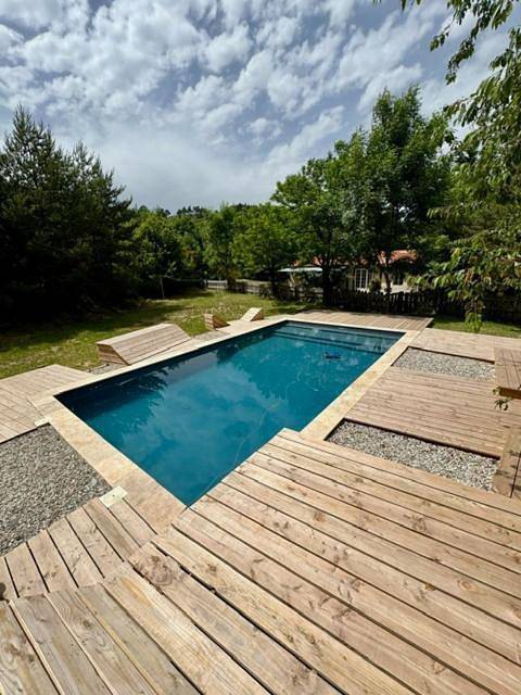 Location de vacances pour 4 personnes, avec Terrasse ainsi que Jardin et Piscine à Ajoux