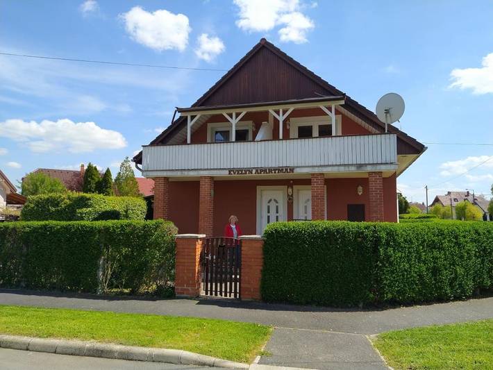 Ferienwohnung für 4 Personen, mit Ausblick und Garten, kinderfreundlich in Bük