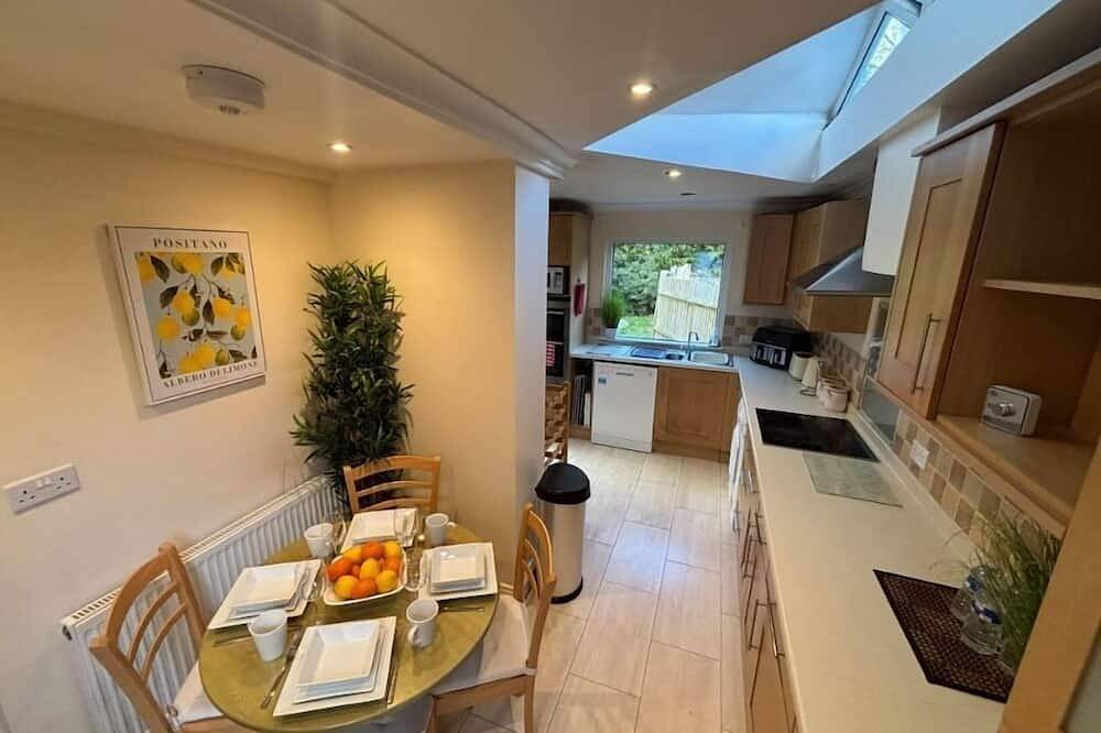 Appartement entier, Ideally Located-Confort-Appartement-Salle de bain privée-Vue sur Jardin in Crawley, Sussex de l'Ouest