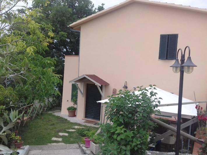 Casa vacanza per 6 persone, con panorama e giardino nonché piscina, adatto a famiglie con bambini in Trevi