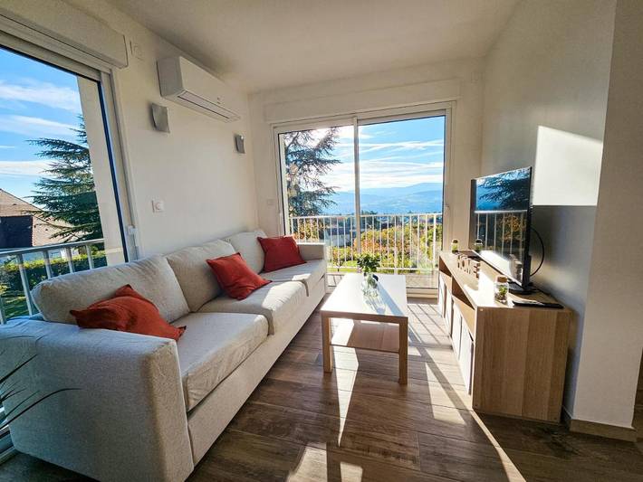 Location de vacances pour 6 personnes, avec Balcon ainsi que Terrasse et Vue dans Saint-Martin-la-Plaine