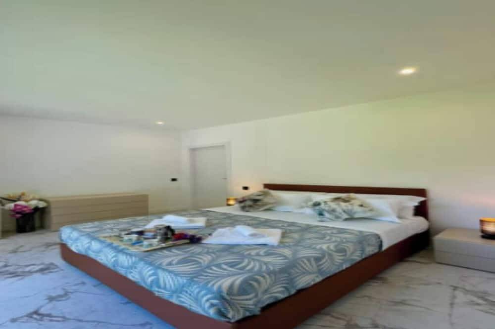 Elegant Villa with Pool and Panoramic Lake Views in Commune de Menaggio, Lac de Côme