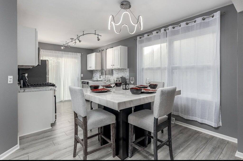 Luxury Chic Villa with Fireplace in Ottawa, LaSalle County