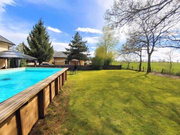 Location de vacances pour 10 personnes, avec vue et piscine ainsi que terrasse et jardin, animaux acceptés à Canet-de-Salars