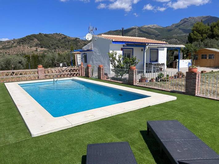 Apartamento para 4 personas, con Terraza además de Piscina y Vistas en Alozaina