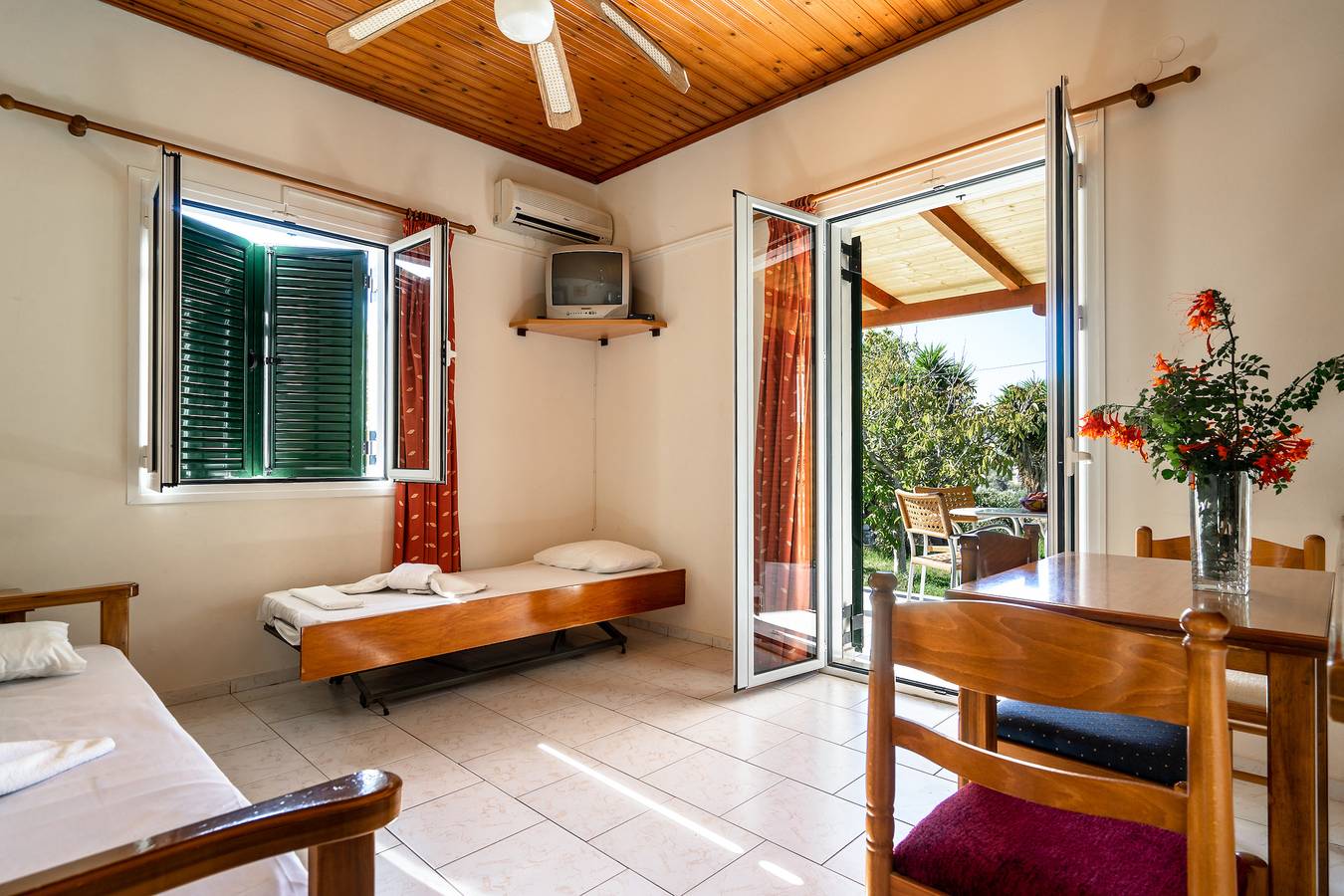 Hel lägenhet, Pantelios Village Apartment 1 with Mountain View, Balcony & Wi-Fi in Kefalinia
