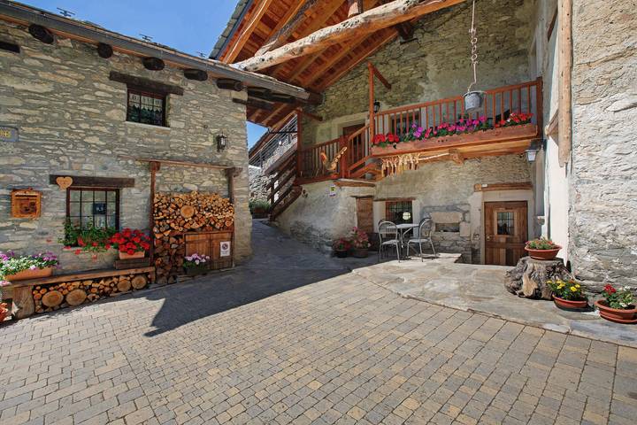 Appartamento intero, Appartamento 'Lo Trapey' con terrazza condivisa, giardino condiviso e Wi-Fi in Peroulaz, Comune di Charvensod