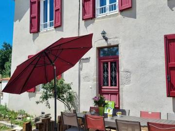 Gîte pour 6 personnes, avec terrasse et piscine dans Mornand-en-Forez