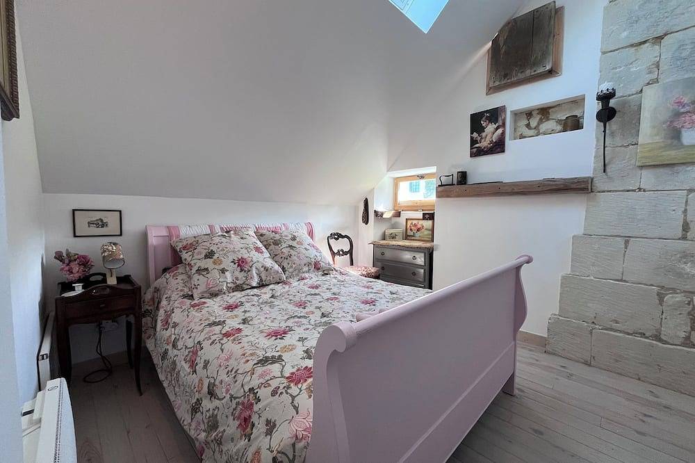 Former barn in Chinon,near to town,forest walks, cycle paths and bikes available in Chinon, Loire Valley