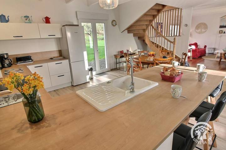Gîte pour 6 personnes, avec Terrasse ainsi que Jardin et Vue à Yvias - 4