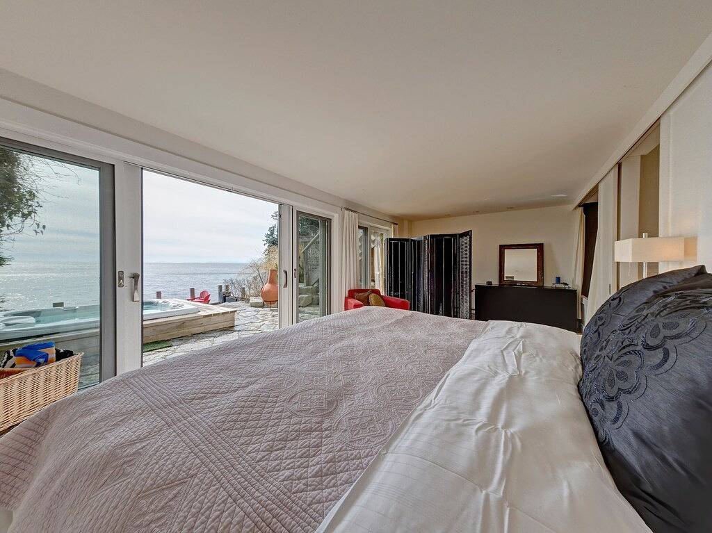 Gibsons Oceanfront-Designer Luxus 3 Br Home-Strand, Whirlpool, zu Fuß in die Stadt in Sunshine Coast Regional District