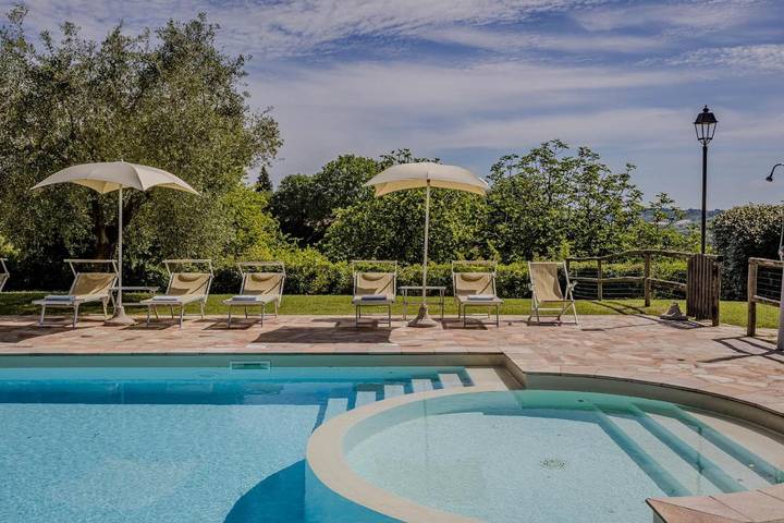 Ferienwohnung für 4 Personen, mit Balkon und Terrasse sowie Garten und Pool