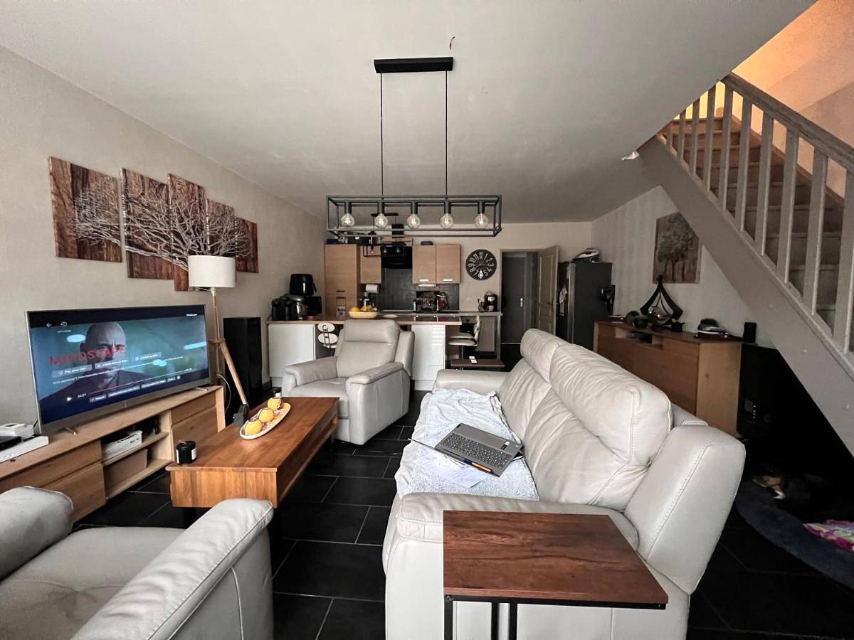 Appartement entier, One-Bedroom Apartment in Saint-Saulve, Région de Valenciennes