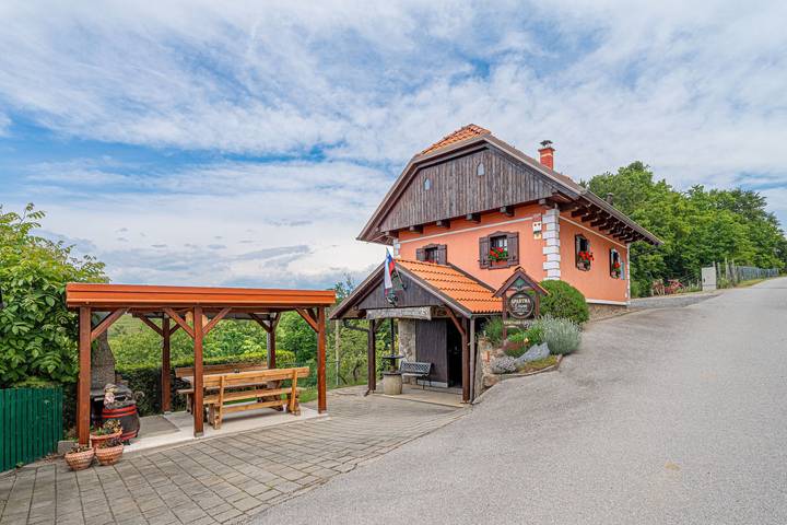 Ferienhaus für 5 Personen, mit Terrasse und Seeblick, kinderfreundlich in Slowenien