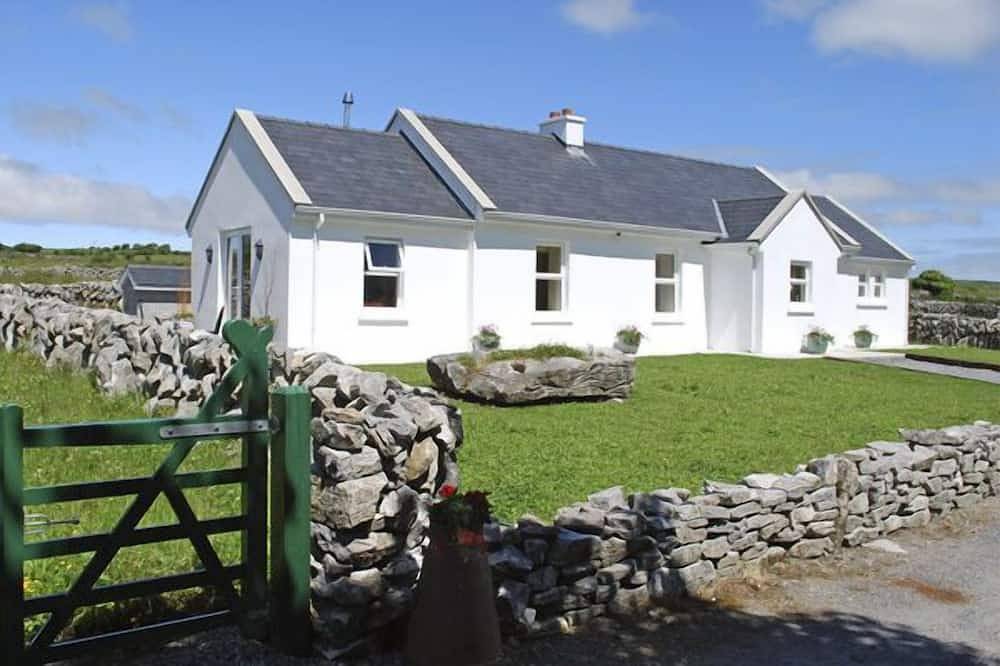 Dolmen Cottage, pet friendly in Kilfenora, County Clare in County Clare