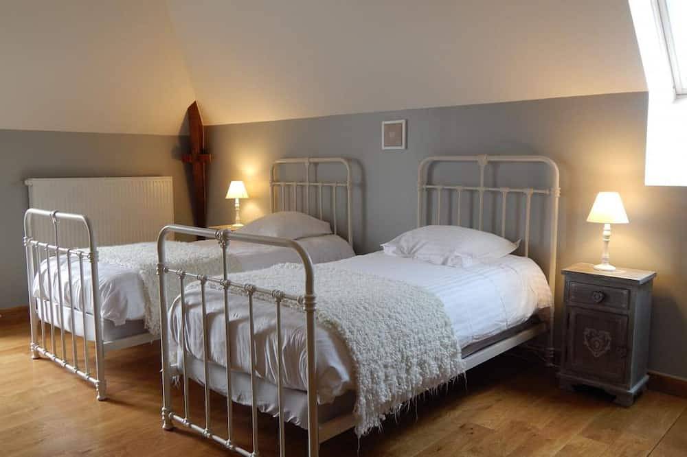 Les Ecuries: Gîte cotentin avec piscine, billard, cheminée et 5 chambres in Bricquebosq, Côte de la Déroute