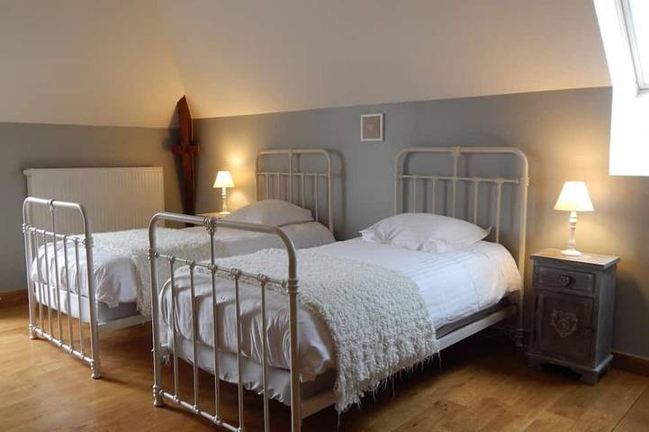 Les Ecuries: Gîte cotentin avec piscine, billard, cheminée et 5 chambres in Bricquebosq, Côte de la Déroute