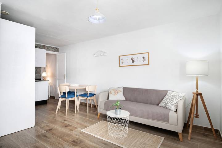 Apartamento entero, Apartamento de vacaciones 'Toledo' con vistas al mar, terraza privada y Wi-Fi in La Graciosa, Parque Natural Archipiélago Chinijo