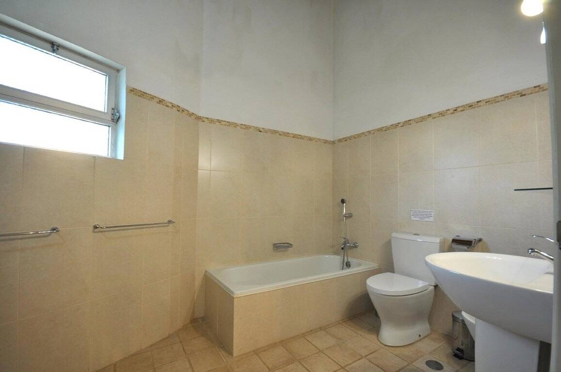 Fantástica zona al aire libre, piscina privada, pista de tenis y campo de prácticas de golf. in Almancil, Ria Formosa