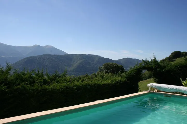 Yourtes tout confort (1 à 6 pers) avec piscine - Vue exceptionnelle in Vif (Isère), Vercors