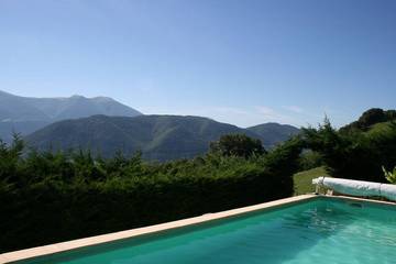 Gîte pour 6 personnes, avec piscine et jardin à Vif (Isère)