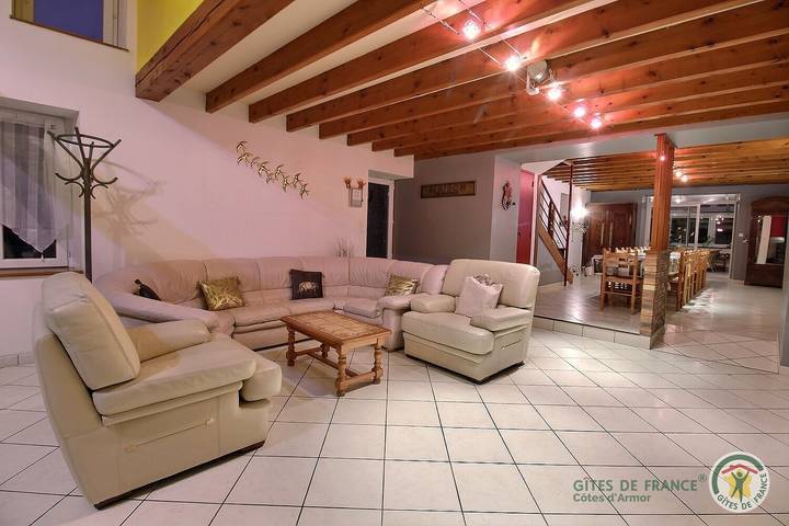 Gîte pour 15 personnes, avec Terrasse et Jardin dans Le Mené