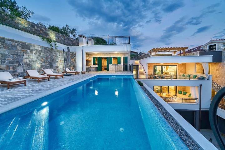 Schloss für 12 Personen, mit Garten und Whirlpool in Dalmatien