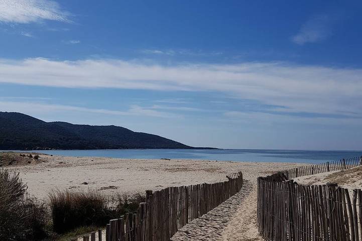 Location de vacances pour 6 personnes, avec jardin ainsi que terrasse et piscine à Serra-di-Ferro