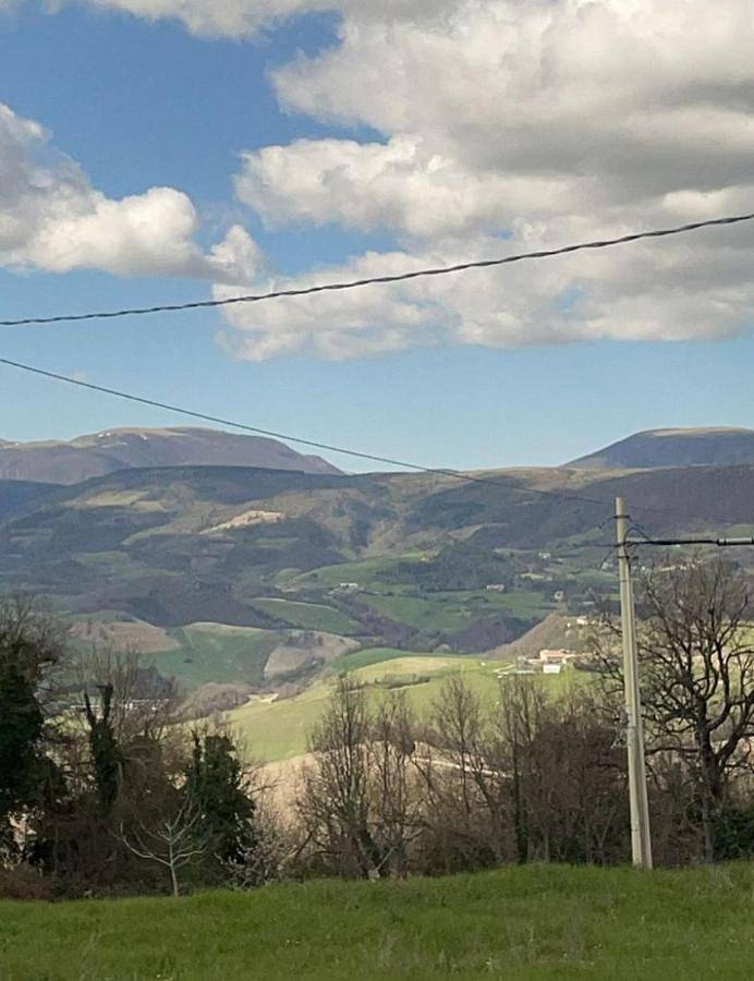 B&b per 9 persone, con piscina e giardino nonché terrazza e panorama, con animali domestici in Parco nazionale dei Monti Sibillini