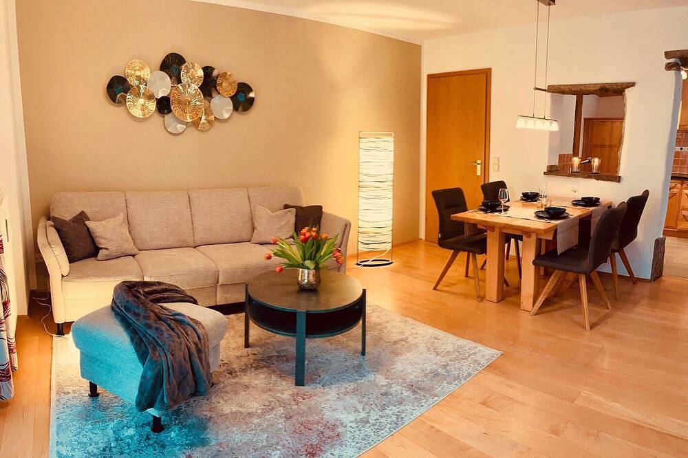 Ganze Wohnung, Modern eingerichtete Ferienwohnung in sonniger Lage mit Blick auf den Watzmann in Göllstock, Schönau am Königssee