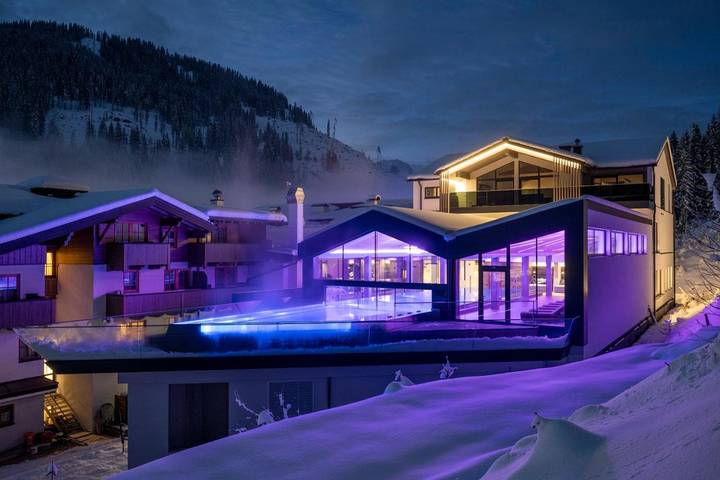 Hotel für 4 Personen, mit Balkon und Whirlpool sowie Terrasse und Garten am Zauchensee