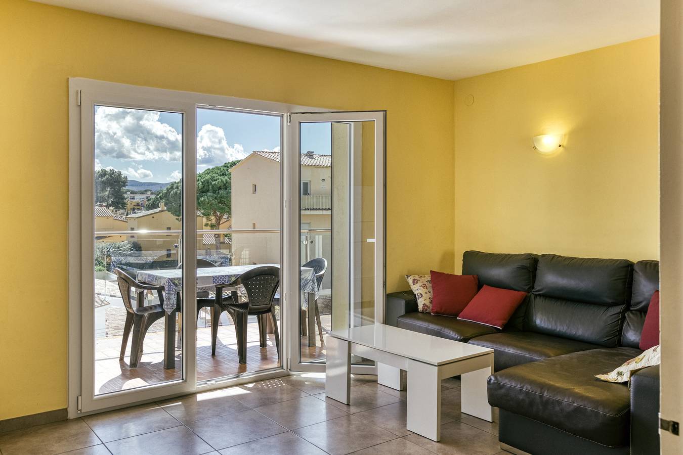 Entire apartment, Apartment 'Escala Riells' with Balcony and Wi-Fi in l'Escala, Upper Empordà